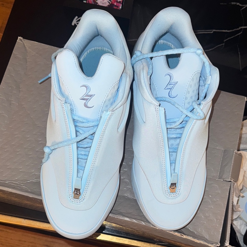 Men Shai.   Converse.  Light Blue Sneakers.   Sz 11.5 - Picture 2 of 2
